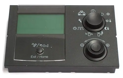 Bedieneinheit mit LCD-Display und mehreren Tasten und Drehreglern, geeignet für Daikin Geräte mit RoCon Steuerung. Anordnung auf dunklem Hintergrund.